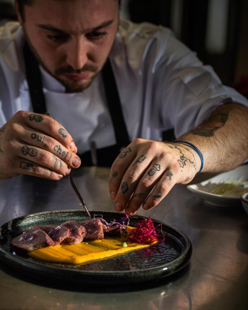 Cocinero preparando platos en Tuétano restaurante en Mérida