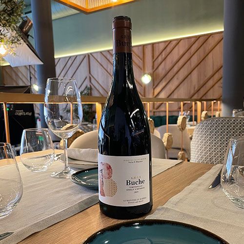 Botella de vino en una cata de Señorío de Orán