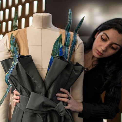 Maniquí con un vestido de Lilith Sofyan