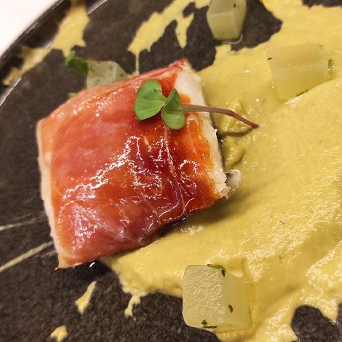 Plato con comida en una cena a ciegas en el restaurante Tuétano de Mérida