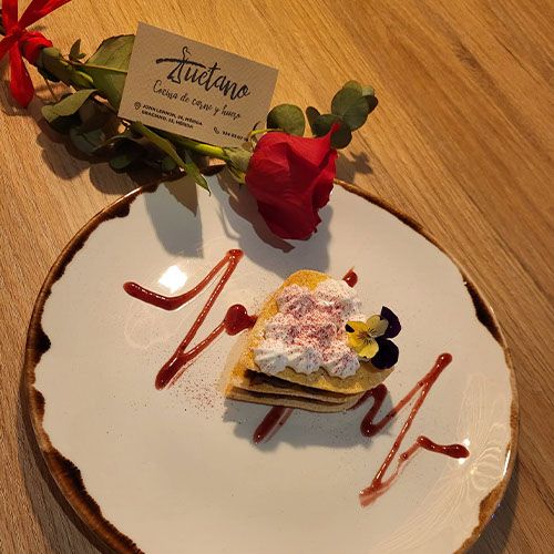Postre en forma de corazón en la cena de San Valentín en Tuétano restaurante en Mérida