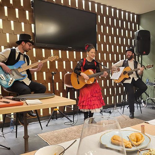 Grupo de música actuando en restaurante Tuétano de Mérida