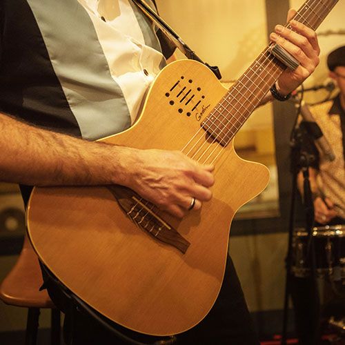 Tocando la guitarra en restaurante Tuétano de Mérida